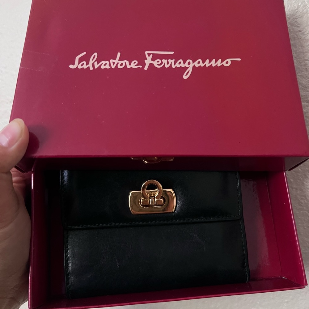 SOLD!!!



Salvatore Ferragamo Wallet
